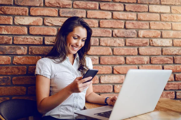 Empresária Ocupada Camisa Sentada Café Usando Telefone Inteligente Mesa Está — Fotografia de Stock