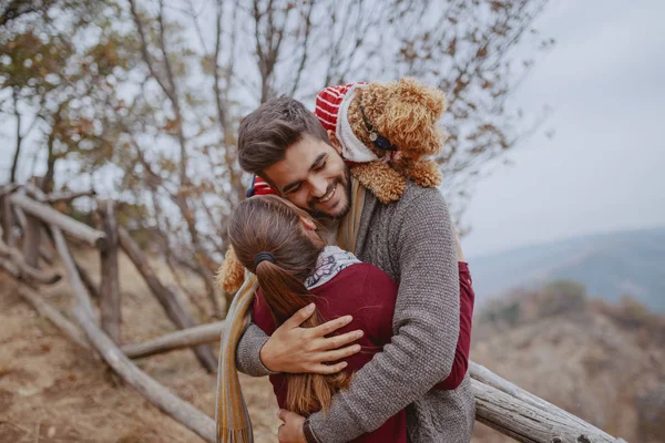 Aşık Mutlu Çok Kültürlü Çift Sonbaharda Doğada Rahat Sarılma Giyinmiş — Stok fotoğraf