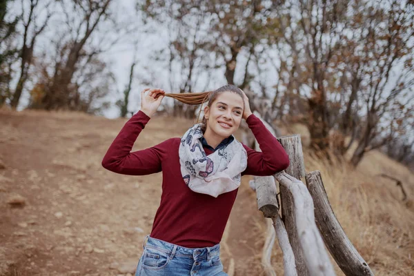 Prachtige Kaukasische Brunette Gekleed Casual Leunend Houten Hek Kijkend Naar — Stockfoto