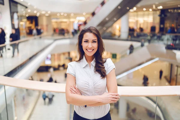 Mooie Glimlachende Kaukasische Brunette Shirt Staan Winkelcentrum Met Gekruiste Armen — Stockfoto