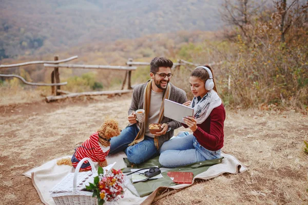 Pareja Pasando Buen Rato Picnic Mujer Usando Tableta Escuchando Música — Foto de Stock