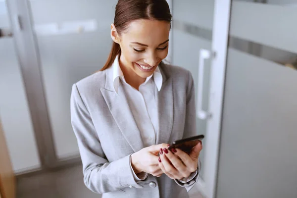 Mulher Negócios Lindo Desgaste Formal Frente Seu Escritório Usando Telefone — Fotografia de Stock