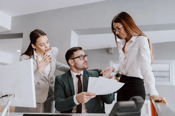 Empresario Ropa Formal Hablando Con Sus Colegas Sobre Documentos Mientras —  Fotos de Stock