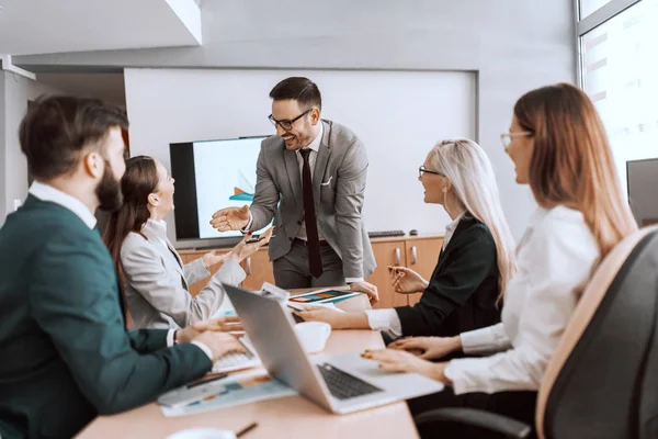 Bello Dipendente Caucasico Piedi Sala Riunioni Parlando Nuovo Progetto Suoi — Foto Stock