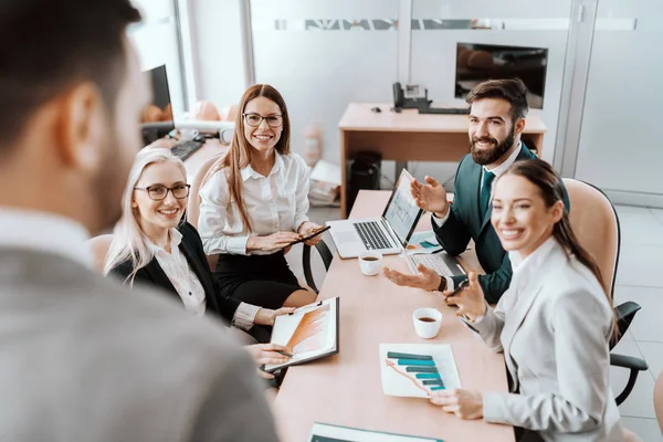 Beau Employé Caucasien Debout Dans Salle Conférence Parler Nouveau Projet — Photo