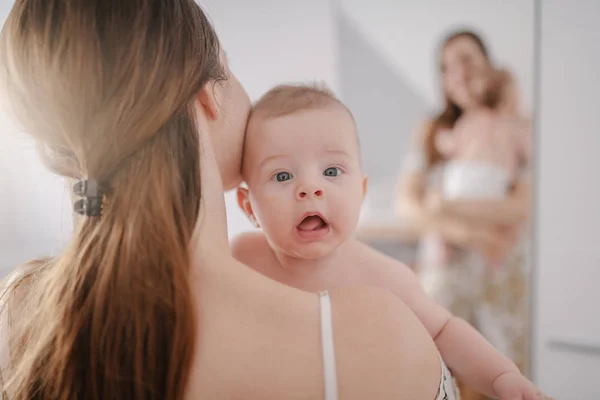 Close Mãe Caucasiana Segurando Seu Filho Seis Meses Idade Amoroso — Fotografia de Stock