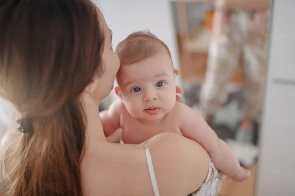 Close Jovem Mãe Caucasiana Segurando Seu Adorável Filho Bebê Olhando — Fotografia de Stock