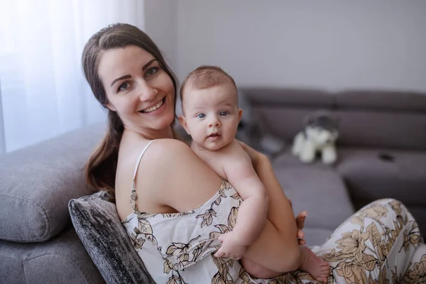 Boldog Kaukázusi Anya Öleli Imádnivaló Fiát Miközben Kanapén Baby Néz — Stock Fotó