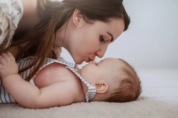Oldalnézetből Gyönyörű Kaukázusi Anyu Megcsókolta Szerető Imádnivaló Baby Boy — Stock Fotó