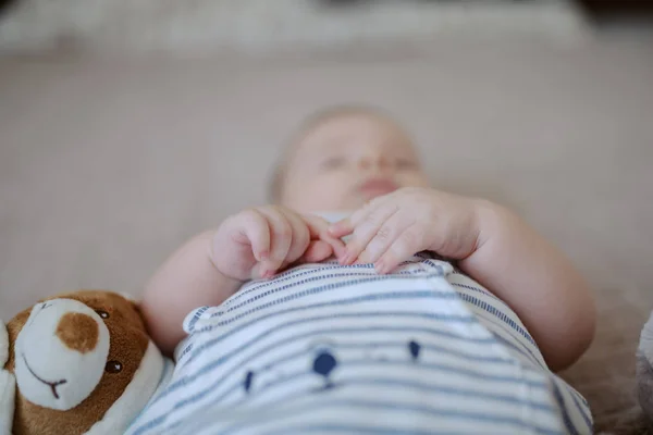 Közelről Ahogy Kisfiú Fogja Egymás Kezét Baba Mellett Van Teddy — Stock Fotó