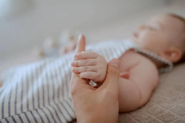 Perto Pai Segurar Mãozinha Filho Bebé Deitado Cama Foco Seletivo — Fotografia de Stock