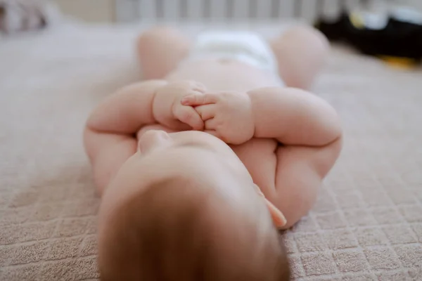 Menino Meses Deitado Cama Fralda Bebê Mãos Dadas Foco Seletivo — Fotografia de Stock