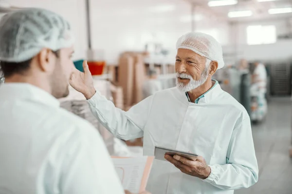 Dos Supervisores Discuten Sobre Calidad Los Alimentos Las Plantas Alimentarias —  Fotos de Stock