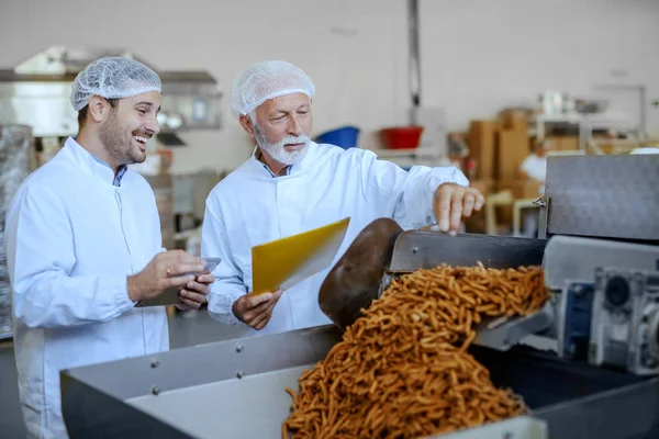 Two Focused Inspectors White Uniforms Hairnets Evaluating Quality Food Both — Stock Photo, Image