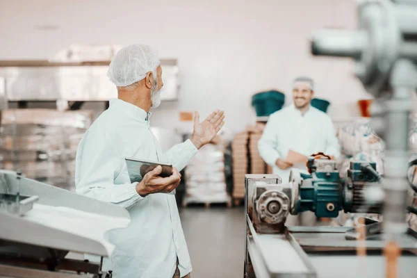 Senior Adulto Supervisore Caucasico Parlando Con Suo Collega Più Giovane — Foto Stock