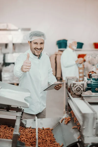 Young Caucasian Smiling Supervisor Evaluating Quality Food Food Plant While — Stock Photo, Image