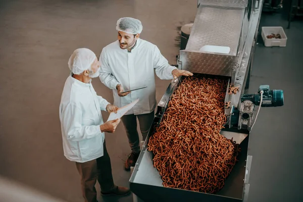 Visão Superior Dois Controladores Qualidade Caucasianos Lado Máquina Com Palitos — Fotografia de Stock