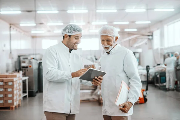 Jovem Supervisor Caucasiano Mostrando Resultados Qualidade Alimentar Tablet Para Seu — Fotografia de Stock