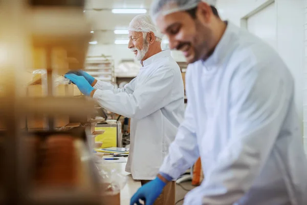 Alegres Empleados Caucásicos Vestidos Con Uniformes Blancos Estériles Empaquetando Galletas — Foto de Stock