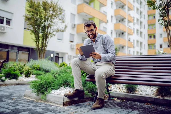 Vrolijke Modieuze Knappe Blanke Man Zittend Een Bankje Het Park — Stockfoto