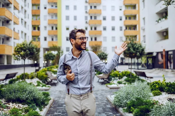 Friendly Handsome Caucasian Fashionable Businessman Walking Park Holding Tablet Armpit — Stockfoto