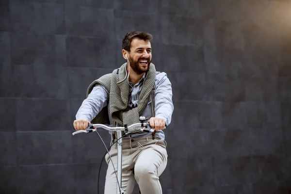 Sonriente Caucásico Elegante Barbudo Caucásico Hombre Escuchando Música Montar Bicicleta —  Fotos de Stock