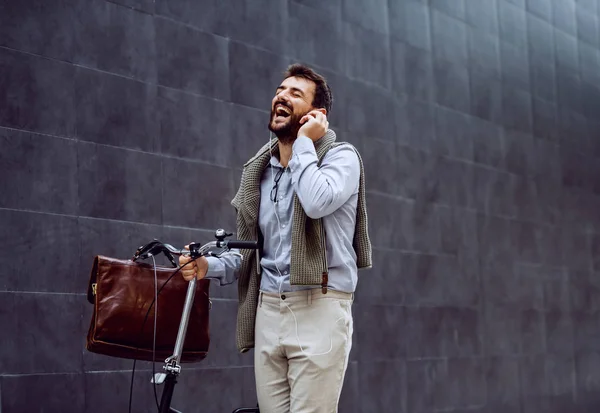 Sonriente Alegre Caucásico Empresario Moda Escuchando Música Empujando Bicicleta Fondo — Foto de Stock