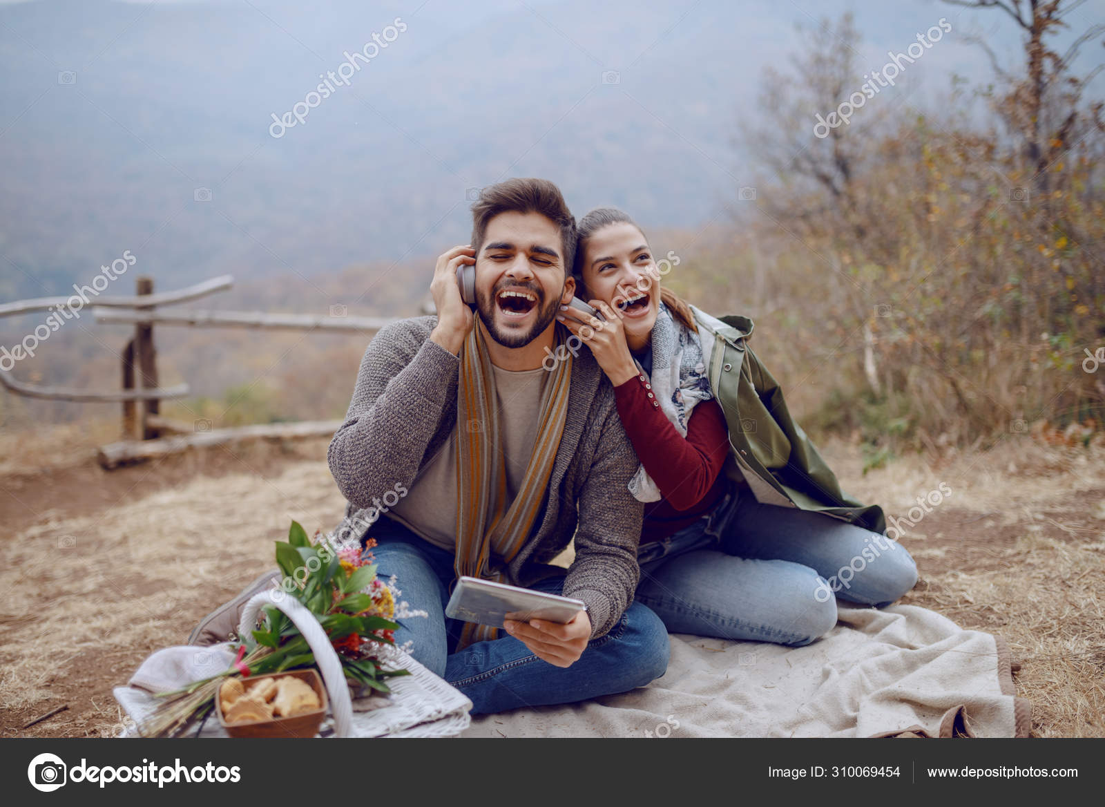 Красивая Улыбающаяся Мультикультурная Пара Влюблена Сидя Одеяле.