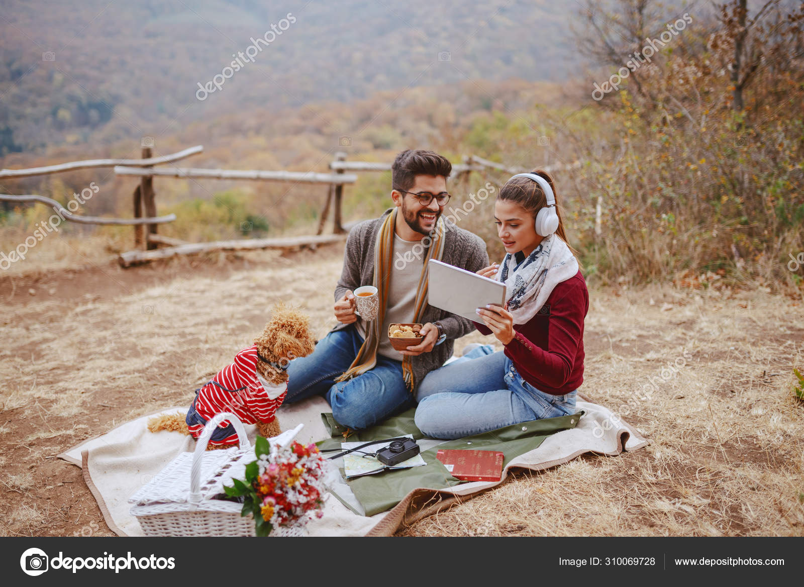 Пара Хорошо Проводит Время Пикнике Женщина Использует Планшет.