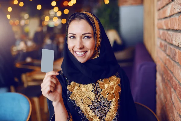 Портрет Розкішної Мусульманки Одягненої Традиційний Одяг Проханням Перевірити Тримати Кредитну — стокове фото