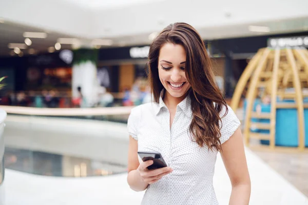 Ritratto Splendida Bruna Sorridente Camicia Con Smart Phone Nel Centro — Foto Stock