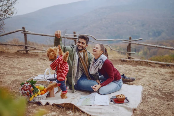 Casal Multicultural Atraente Sentado Cobertor Brincando Com Seu Cão Piquenique — Fotografia de Stock