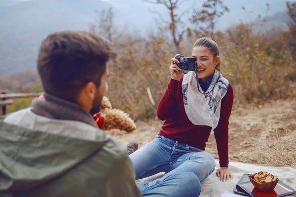 Hermosa Morena Caucásica Sonriente Sentada Sobre Una Manta Tomando Fotos —  Fotos de Stock