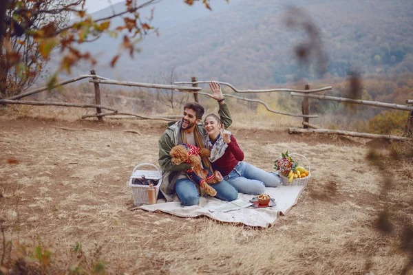 Neşeli Çekici Çok Kültürlü Çift Doğada Battaniye Üzerinde Oturan Sallayarak — Stok fotoğraf