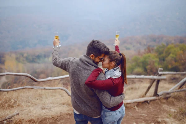 Genç Neşeli Çok Kültürlü Çift Rahat Sarılma Giyinmiş Sonbaharda Doğada — Stok fotoğraf