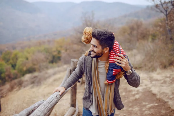 Snygg Skäggiga Mixed Race Man Klädd Casual Walking Naturen Hösten — Stockfoto