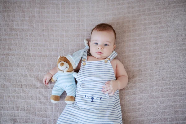 Vista Superior Adorable Niño Meses Pijama Acostado Cama Abrazando Teddy —  Fotos de Stock