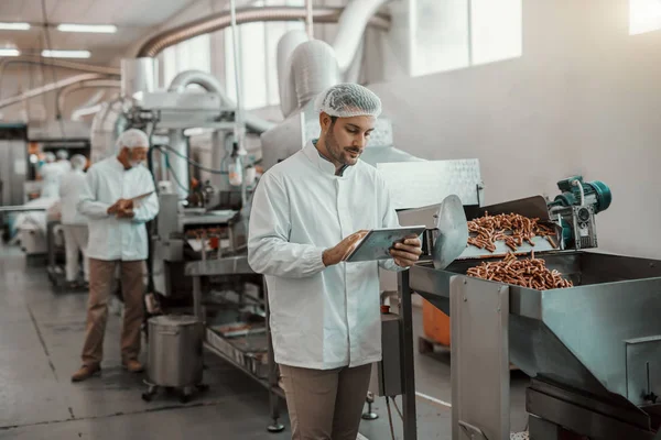 Giovane Supervisore Serio Caucasico Che Valuta Qualità Del Cibo Nelle — Foto Stock