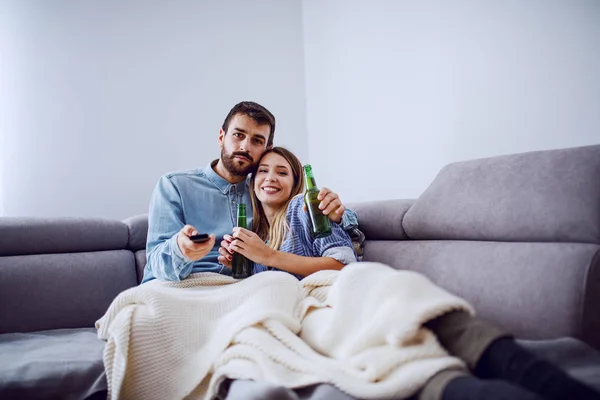 Happy Cute Caucasian Couple Sitting Sofa Living Room Drinking Beer — ストック写真