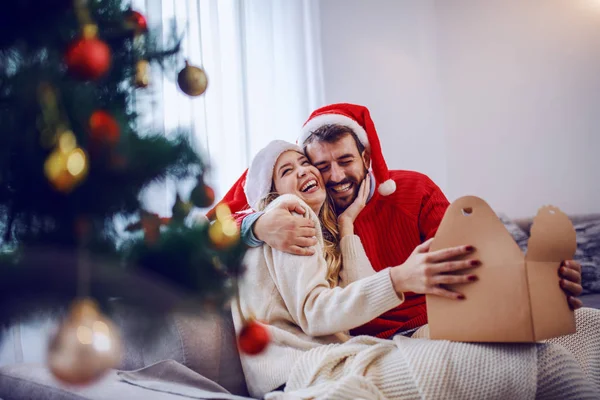 Šťastná Mladá Běloška Objímá Svého Přítele Děkuje Vánoční Dárek Zatímco — Stock fotografie