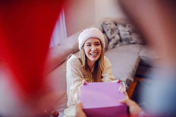 Opgewonden Mooie Kaukasische Jonge Vrouw Trui Met Kerstmuts Het Hoofd — Stockfoto