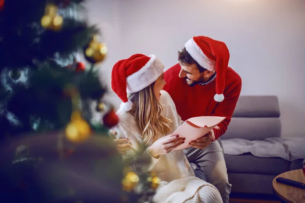 Bonito Caucasiano Dando Presente Natal Para Sua Amada Namorada Ambos — Fotografia de Stock