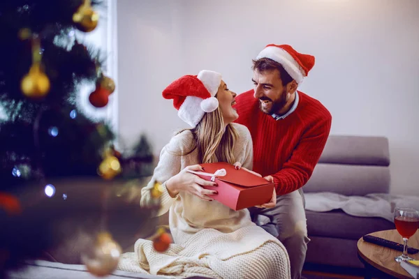 Bonito Caucasiano Dando Presente Natal Para Sua Amada Namorada Ambos — Fotografia de Stock