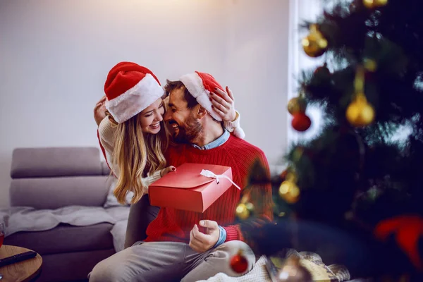 Mulher Caucasiana Encantadora Dando Presente Natal Namorado Ambos Estão Vestidos — Fotografia de Stock