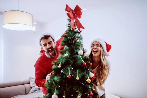 Attraktives Kaukasisches Paar Mit Weihnachtsmützen Auf Dem Kopf Posiert Wohnzimmer — Stockfoto