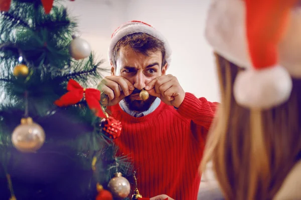 Attraktiv Kaukasisk Ung Man Tröja Och Med Tomte Hatt Huvudet — Stockfoto