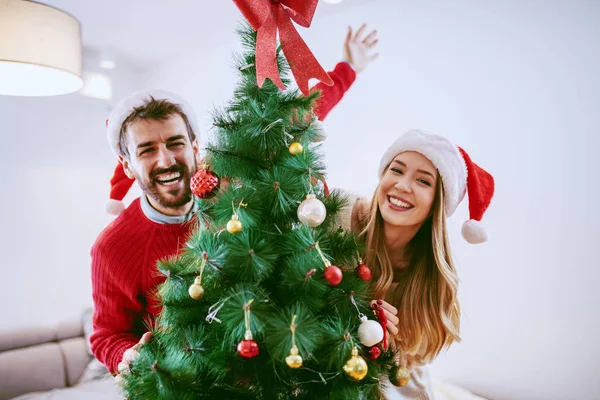 Attrayant Couple Caucasien Avec Chapeaux Santa Sur Les Têtes Posant — Photo