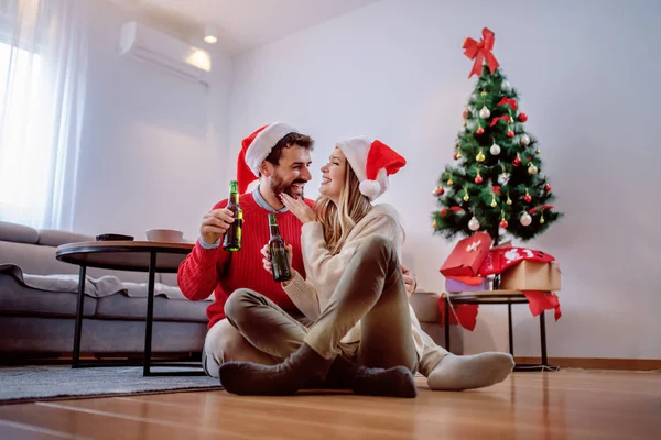 Happy Tampan Kaukasia Pasangan Dengan Topi Santa Kepala Duduk Lantai — Stok Foto