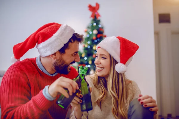 Alegre Pareja Caucásica Guapo Con Sombreros Santa Cabeza Sentado Suelo — Foto de Stock