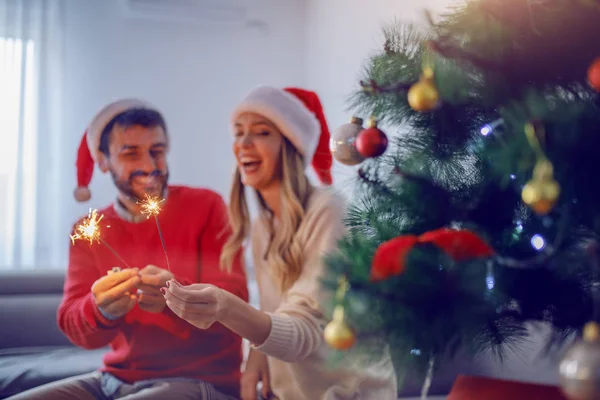 Happy Caucasian Couple Santa Hats Heads Holding Sprinklers Celebrating New — Stock Photo, Image